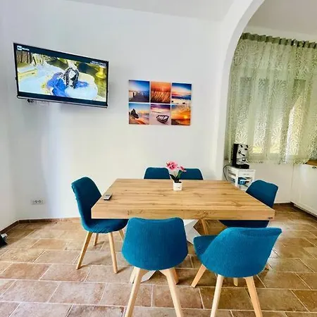 Maddy House - 50 Mt Dal Mare