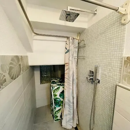 Maddy House - 50 Mt Dal Mare Ferienhaus